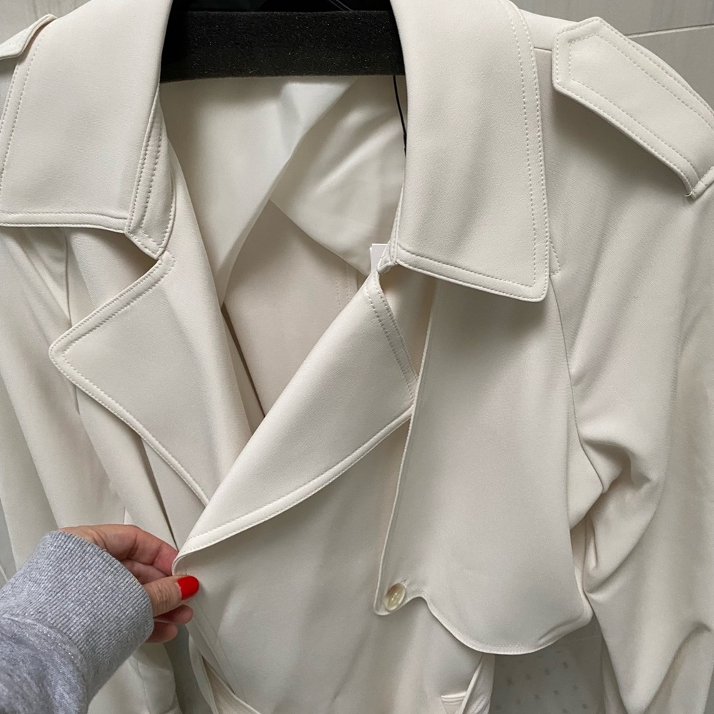 NWT soft white Theory belted “perfect raglan trench” coat